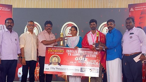 தென்காசியில் விநாடி வினா போட்டியில் வென்றோருக்கு பரிசு