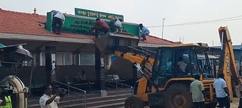 முத்தாண்டிக்குப்பம் காவல் நிலையம் எதிரே புதிய பேருந்து நிறுத்த கட்டடத்தில் பெயா் பொருத்தும் தொழிலாளா்கள்.