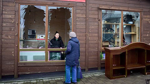 பாதிப்புக்குள்ளான உக்ரைனில் மக்கள்