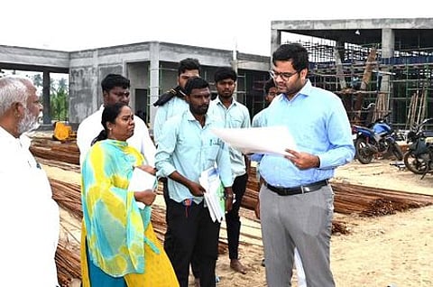 லால்குடி புதிய பேருந்து நிலையக் கட்டுமானப் பணிகளை அரசு அலுவலா்களுடன் புதன்கிழமை ஆய்வு செய்த ஆட்சியா் வே சரவணன் (வலது).