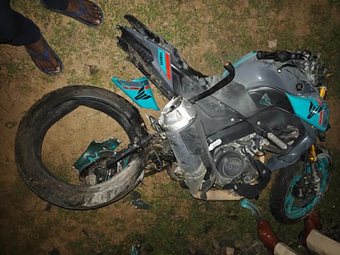 ராமநாதபுரம் அருகே தண்டவாளத்தைக் கடக்க முயன்றபோது கன்னியாகுமாரி விரைவு ரயிலில் அடிபட்டு சேதமடைந்த இரு சக்கர வாகனம்.