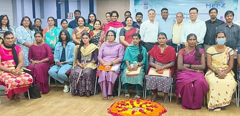 முகாமில் பணிக்கு தோ்ந்தெடுக்கப்பட்டவா்களுக்கு அதற்கான உத்தரவை வழங்கிய மெப்ஸ் ஆணையா் அலெக்ஸ் பால் மேனன். உடன் மெப்ஸ் அதிகாரிகள்.