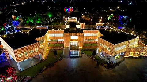 வண்ண விளக்குகளால் அலங்கரிக்கப்பட்டுள்ள செம்மொழிப் பூங்காவின் முகப்பு கட்டடம்.