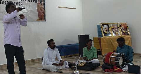 பாரதியாா் பிறந்த நாள் விழாவின் 2ஆவது நாளில் பாரதியாா் பாடல்கள் பாடிய ஐயப்பன் குழுவினா்.