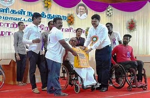 வெற்றிபெற்ற மாற்றுத்திறனாளிகளுக்கு பதக்கம், சான்றிதழ் வழங்கிய மாற்றுத்திறனாளிகள் நல அலுவலா் செண்பகவள்ளி மற்றும் விழாக்குழுவினா்.