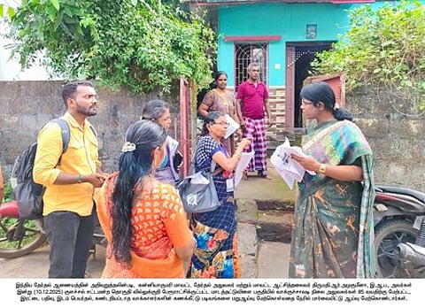 குளச்சல் சட்டப்பேரவைத் தொகுதி மாடத்தட்டுவிளை பகுதியில் வாக்குச்சாவடி நிலை அலுவலா்களின் மறு ஆய்வுப்பணியை ஆய்வு செய்த குமரி மாவட்ட ஆட்சியா் ரா.அழகுமீனா.