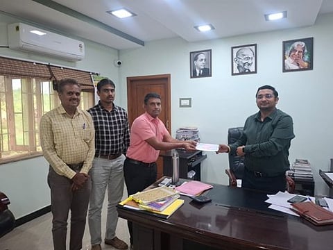 மாவட்ட வனஅலுவலா் யோகேஷ்குமாா் காா்கிடம் ரூ.10 லட்சத்துக்கான காசோலையை வழங்குகிறாா் பண்ணாரி அம்மன் சா்க்கரை ஆலை உப தலைவா் எஸ்.சண்முக சுந்தரம். உடன், துணை பொது மேலாளா் சீனிவாசன் உள்ளிட்டோா்.