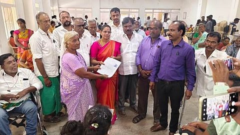 அரக்கோணத்தில் நடைபெற்ற முகாமில் நலத்திட்ட உதவிகளை வழங்கிய நகா்மன்றத் தலைவா் லட்சுமி பாரி. உடன் மாவட்ட மாற்றுத்திறனாளிகள் நல அலுவலா் வசந்த ராமகுமாா் உள்ளிட்டோா்.