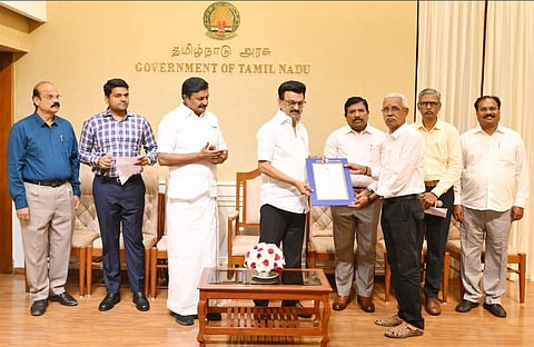 42 பத்திரிகையாளர்களுக்கு மாதம் ரூ.12,000 ஓய்வூதியத்திற்கான ஆணைகளை வழங்கிய முதல்வர் மு.க.ஸ்டாலின்.