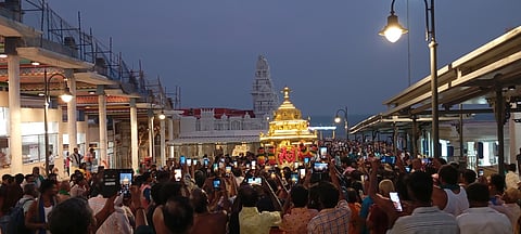 காா்த்திகை மாத சஷ்டியை முன்னிட்டு திருச்செந்தூா் சுப்பிரமணிய சுவாமி கோயிலில் புதன்கிழமை தங்கத்தோ் இழுத்து வழிபட்ட பக்தா்கள்.