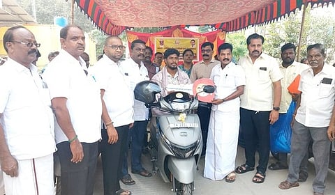 மாற்றுத்திறனாளிகளுக்கு நலத்திட்ட உதவி வழங்கிய எம்எல்ஏ ச.சந்திரன்.