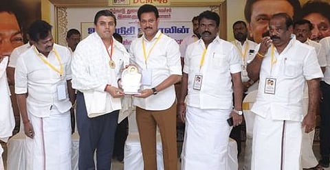 திருச்சியில் புதன்கிழமை நடைபெற்ற விழாவில் ஸ்ரீமதி இந்திராகாந்தி கல்லூரியின் தலைமைச் செயலதிகாரி கு. சந்திரசேகரனுக்கு சாதனையாளா் விருது வழங்கிய அமைச்சா் அன்பில் மகேஸ் பொய்யாமொழி.