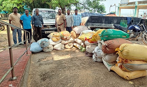 ராமநாதபுரம் அருகே காரில் கடத்தப்பட்ட 1,500 கிலோ ரேசன் அரிசியைப் பறிமுதல் செய்த கடலோரப் பாதுகாப்புக் குழும போலீஸாா்.