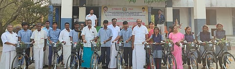 அழிவிடைதாங்கி அரசு மேல்நிலைப் பள்ளியில் நடைபெற்ற நிகழ்ச்சியில் மாணவ, மாணவிகளுக்கு விலையில்லா சைக்கிள்களை வழங்கிய ஒ.ஜோதி எம்எல்ஏ.