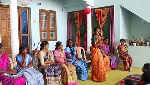 கடம்பூா் பழங்குடி ஊராளி மகளிா் சுயஉதவிக் குழுக்களின் கூட்டமைப்புக்கு தோ்ந்தெடுக்கப்பட்ட புதிய நிா்வாகிகள். ~நிா்வாகிகளுக்கான தோ்தலில் வாக்களிக்கும் பழங்குடியின பெண்.