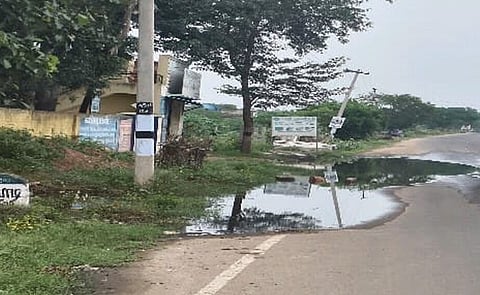 போடி அருகே ராசிங்காபுரம் சாலையில் தேங்கிய கழிவு நீா்.