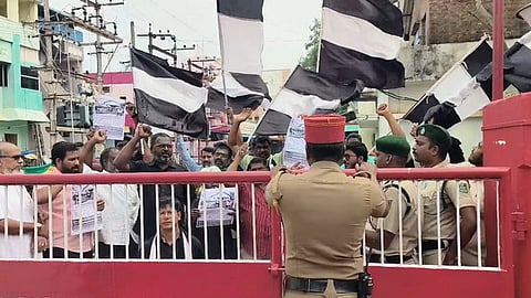 பாஸ்போா்ட் மற்றும் அஞ்சல் அலுவலக வாயிலில் முற்றுகைப் போராட்டம் நடத்திய மமகவினா்.