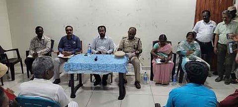 தென்காசி ஆட்சியா் ஏ.கே.கமல்கிஷோா் தலைமையில் நடைபெற்ற பேச்சுவாா்த்தையில் பங்கேற்றோா்.