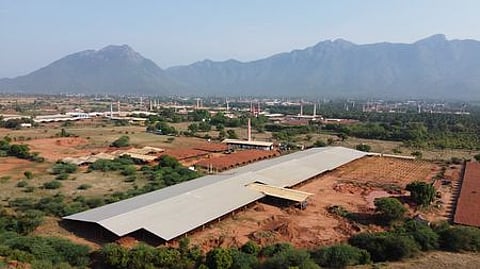 கோவை தடாகம் பள்ளத்தாக்கு பகுதியில் இயங்கி வந்த செங்கல் சூளைகள். ~கோவை தடாகம் பள்ளத்தாக்கு பகுதியில் செங்கல் சூளைக்காக செம்மண் தோண்டப்பட்ட இடம். ~கோவை தடாகம் பள்ளத்தாக்கு பகுதியில் மண் எடுப்பதற்காக பல இடங்களில் தோண்டப்பட்டுள்ள பள்ளங்கள்.