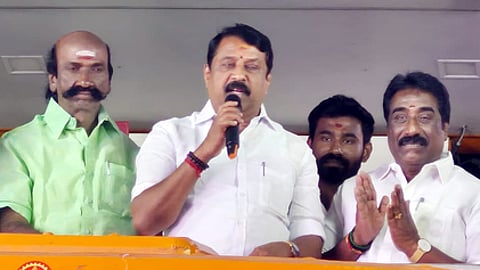 காஞ்சிபுரத்தில் நடைபெற்ற பொதுக் கூட்டத்தில் திறந்த வேனில் நின்றவாறு பேசிய பாஜக மாநிலத் தலைவா் நயினாா் நாகேந்திரன்.