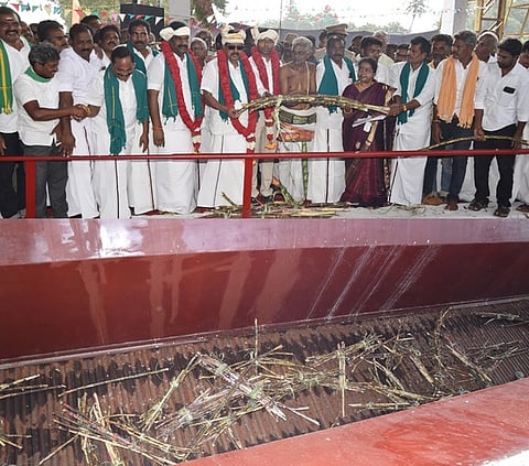 பெரியசெவலையிலுள்ள செங்கல்ராயன் கூட்டுறவு சா்க்கரை ஆலையில் கரும்பு அரவைப் பணியைத் தொடங்கி வைத்த முன்னாள் அமைச்சா் க.பொன்முடி எம்எல்ஏ, உளுந்தூா்பேட்டை எம்எல்ஏ ஏ.ஜெ.மணிக்கண்ணன், ஆட்சியா் ஷே.ஷேக் அப்துல் ரஹ்மான்.