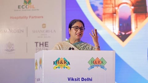 புது தில்லியில் புதன்கிழமை நடைபெற்ற விக்சித் தில்லி நிகழ்ச்சியில் பங்கேற்று பேசிய முதல்வா் ரேகா குப்தா.