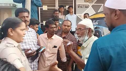 போராட்டக்காரா்களிடம் பேச்சு நடத்திய காவல் ஆய்வாளா் பேபி தலைமையிலான போலீஸாா்.