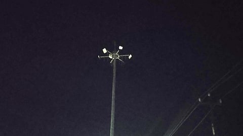 செங்கம் ரிஷபேஸ்ரா் கோயில் முன் பழுதடைந்து எரியாமல் இருள் சூழ்ந்த நிலையில் உள்ள உயா் மின்கோபுர விளக்கு.