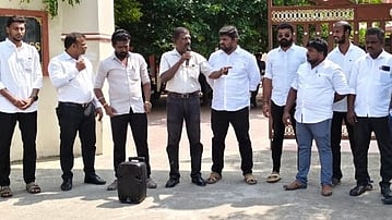 சாத்தான்குளத்தில் வழக்குரைஞா்கள் ஆா்ப்பாட்டம்