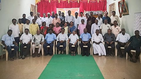 முன்னாள் மாணவா் சங்க கூட்டம்