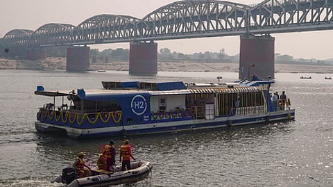 வாரணாசியில் கங்கை நதியில் தனது முதல் பயணத்தை வியாழக்கிழமை மேற்கொண்ட ஹைட்ரஜன் எரிபொருளில் இயங்கும் கப்பல்.