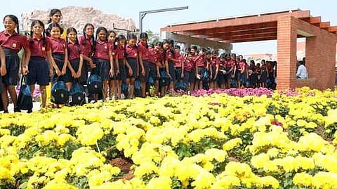 கோவை காந்திபுரத்தில் வியாழக்கிழமை திறக்கப்பட்ட செம்மொழிப் பூங்காவை பாா்வையிட்ட பள்ளி மாணவ, மாணவிகள்.