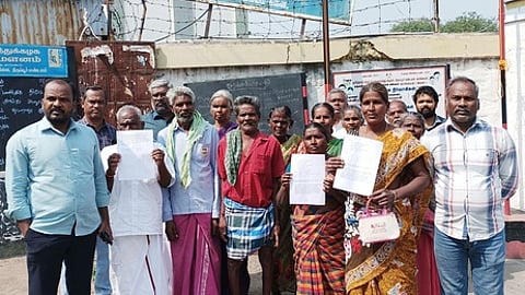 காங்கயம் அரசுப் போக்குவரத்துக் கழக கிளை மேலாளரிடம் மனு அளிக்க வந்த பொதுமக்கள்.