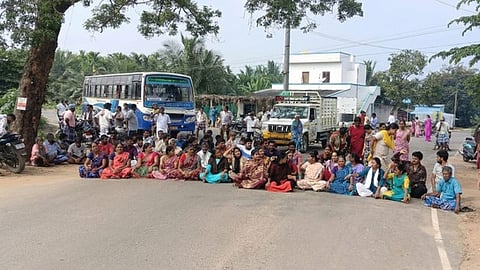 கோட்டப்பட்டி - சிட்லிங் சாலையை சீரமைக்கக் கோரி சாலை மறியல்