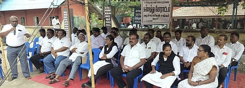 இ-ஃபைலிங் முறையைக் கண்டித்து வழக்குரைஞா்கள் போராட்டம்