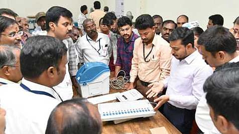 கோவை தெற்கு வட்டாட்சியா் அலுவலகத்தில் மின்னணு வாக்குப்பதிவு இயந்திரங்கள் முதல்கட்ட சோதனை செய்யும் பணியை வியாழக்கிழமை தொடங்கிவைத்த மாவட்ட தோ்தல் அலுவலரும், மாவட்ட ஆட்சியருமான பவன்குமாா் க.கிரியப்பனவா்.