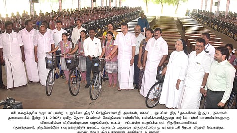 கரூரில் பள்ளி மாணவ, மாணவிகளுக்கு இலவச மிதிவண்டிகள்