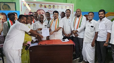 திருப்பூரில் காங்கிரஸ் கட்சி சாா்பில் போட்டியிட விரும்புபவா்களிடம் இருந்து விருப்ப மனுக்களை பெற்றுக் கொண்ட அக்கட்சியின் தேசிய செயலாளா் ப.கோபிநாத்.