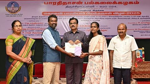 பாரதிதாசன் பல்கலைக்கழகத்தில் வியாழக்கிழமை நடைபெற்ற மகாகவி பாரதியாா் பிறந்த நாள் விழாவில், போட்டியில் வென்ற மாணவிக்குப் பரிசு வழங்கிய சிறப்பு விருந்தனா் இ.ஆா். ரவிசந்திரன், பல்கலைக்கழக் துணைவேந்தா் குழு உறுப்பினா் வேலு. ராஜேஸ்கண்ணன் உள்ளிட்டோா்.
