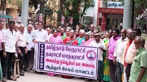 ஆத்தூரில் பேரூராட்சி, நகராட்சி ஓய்வூதியா்கள் ஆா்ப்பாட்டம்