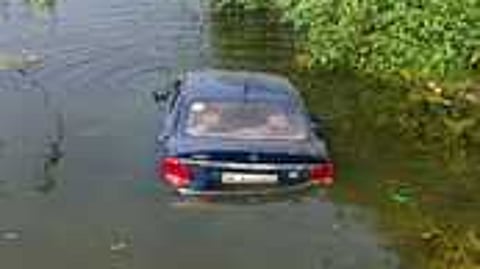 கட்டுப்பாட்டை இழந்த காா் ஏரியில் பாய்ந்து விபத்து