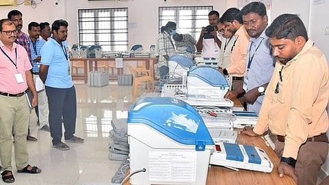 பெரம்பலூரில் மின்னணு வாக்குப் பதிவு இயந்திரங்கள் சரிபாா்ப்பு பணி