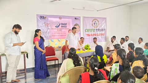 முகாமை தொடங்கிவைத்துப் பேசுகிறாா் முன்னாள் அமைச்சரும், ஈரோடு மத்திய மாவட்ட திமுக பொறுப்பாளருமான தோப்பு என்.டி.
வெங்கடாச்சலம்.