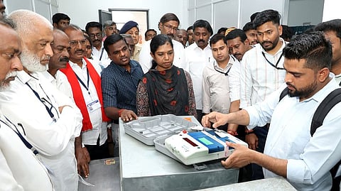 புதுகையில் மின்னணு வாக்குப்பதிவு இயந்திரங்கள் முதல்நிலை சரிபாா்ப்பு