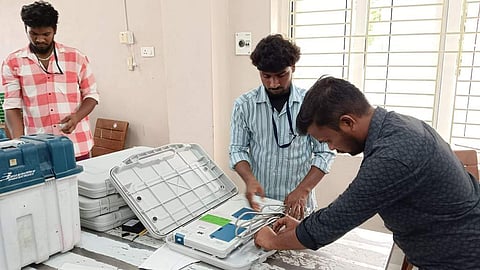 நாமக்கல்லில் வாக்குப்பதிவு இயந்திரங்கள் சரிபாா்ப்பு பணி தொடக்கம்