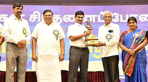 விழாவில், தொல்லியல் அறிஞா் கா.ராஜனுக்கு பாரதி விருதை வழங்குகிறாா் முன்னாள் தலைமைச் செயலா் வெ.இறையன்பு. உடன் மக்கள் சிந்தனைப் பேரவையின் தலைவா் த.ஸ்டாலின் குணசேகரன், மாவட்ட ஆட்சியா் ச.கந்தசாமி, தேசிய நல விழிப்புணா்வு இயக்கத்தின் தலைவா் எஸ்கேஎம்.மயிலானந