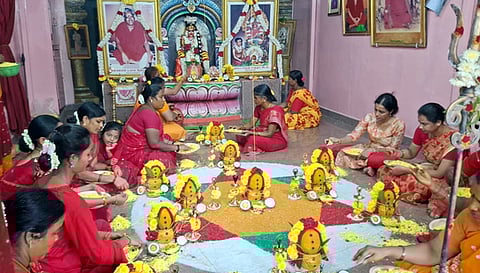 ஆதிபராசக்தி வார வழிபாட்டு மன்றத்தில் ஆன்மிக குருவின் அவதார விழாவை யொட்டி நடைபெற்ற கலசபூஜை.