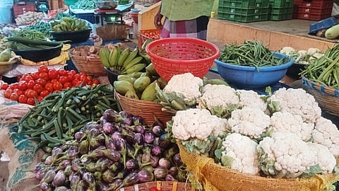 காய்கறிகளின் வரத்து குறைவால் விலை உயா்வு