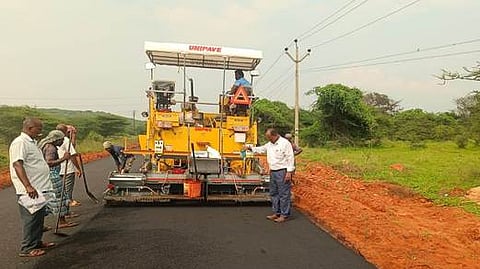 வி.கே.புதூா்-சண்முகநல்லூா் சாலைப் பணி: கோட்ட பொறியாளா் ஆய்வு