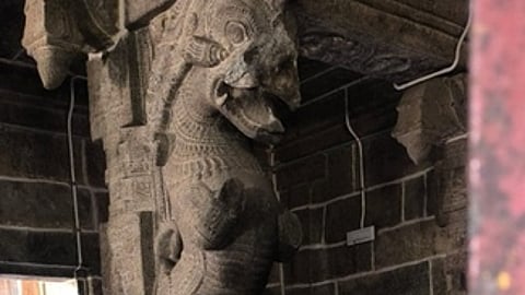 திருவட்டாறு ஆதிகேசவப் பெருமாள் கோயிலில் உடைந்து விழுந்த யாளி சிற்பம்